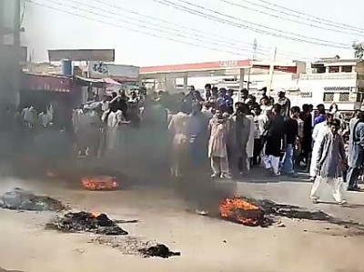 Muslim mob outside church in Pakistan