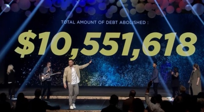 Pastor Stephen Hayes of Covenant Church in Carrollton, Texas reveals during Easter service on April 1, 2018 that the congregation has helped relieve over 4,000 local families of medical debt.