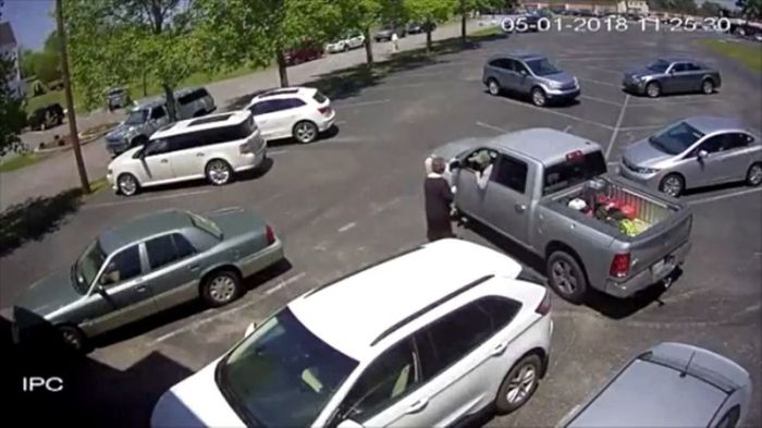 A 70-year-old woman from Nashville, Tennessee, was left with broken bones and face injured after she was robbed of her purse by a man in a pickup truck right after she left Bible study on May 1, 2018.