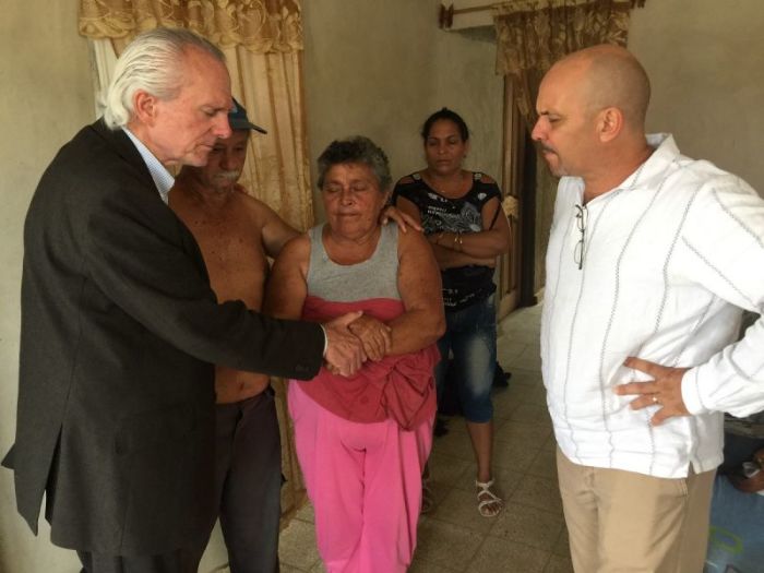 Pastor Julio Fernandez-Freeman (R) praying for family members of deceased with Pastor Bill Devlin of Infinity Bible Church on May 23, 2018, in Cuba.