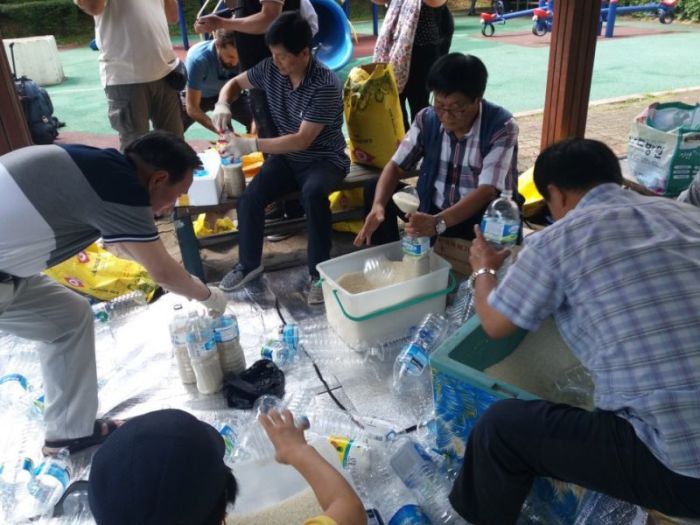 North Korean Refugees Human Rights Association of Korea, chaired by Kim Yong Hwa, and volunteers carrying out a rice bottle launch on June 14, 2018, from Kanghwa Island in South Korea.