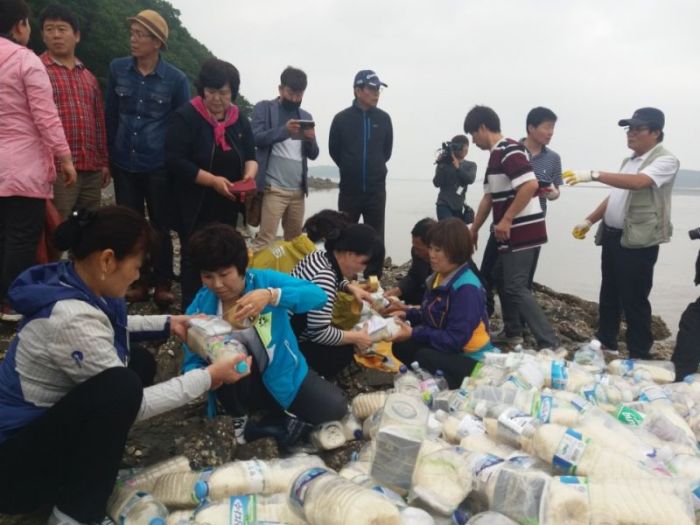 North Korean Refugees Human Rights Association of Korea, chaired by Kim Yong Hwa, carrying out a rice bottle launch on June 14, 2018, from Kanghwa Island in South Korea.