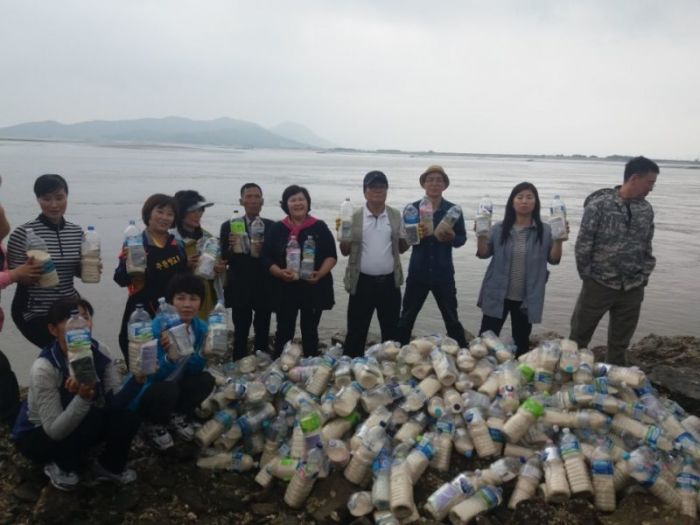 North Korean Refugees Human Rights Association of Korea, chaired by Kim Yong Hwa, carrying out a rice bottle launch on June 14, 2018, from Kanghwa Island in South Korea.