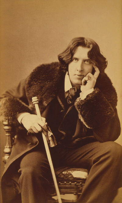 Oscar Wilde in his favorite coat. New York, 1882. Picture taken by Napoleon Sarony (1821-1896).