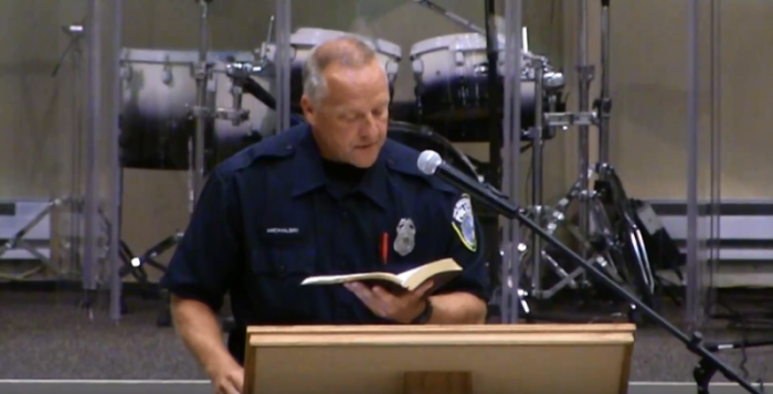 Officer Michael Michalski speaks at the Desatar Ministry in 2016.