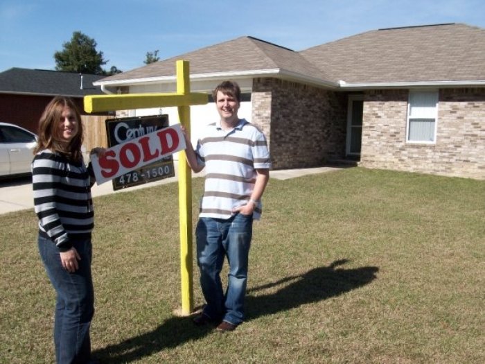 Scott and Karen Blanchard, who now run Lakepointe Church in Michigan, stand outside of their former home in Florida after selling it to a woman who gave them a cash offer in 2009.