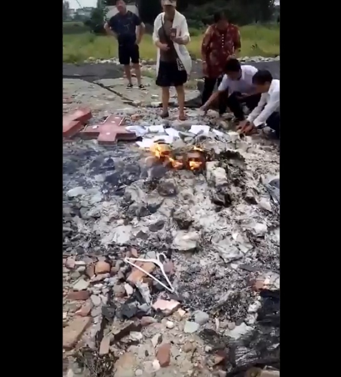 Video of Bible and cross burning in Henan province in China, uploaded in September 2018.