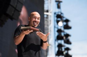 Francis Chan offers public apology for past endorsements of Mike Bickle, fallen ministry leaders 