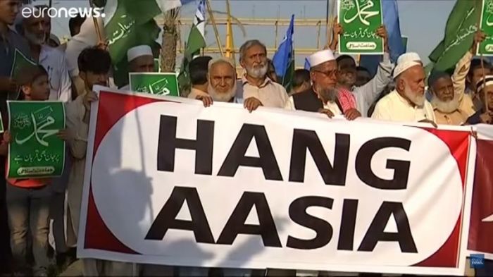 Islamists demand the execution of Christian mother Asia Bibi in Pakistan in this protest uploaded on video on November 4, 2018.