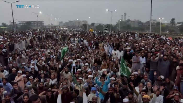 Islamic protesters against Asia Bibi's freedom take the streets in Pakistan on November 1, 2018.
