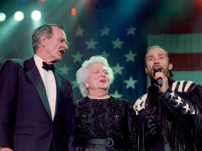 Lee Greenwood sings alongside President George H.W. Bush and Barbara Bush. 