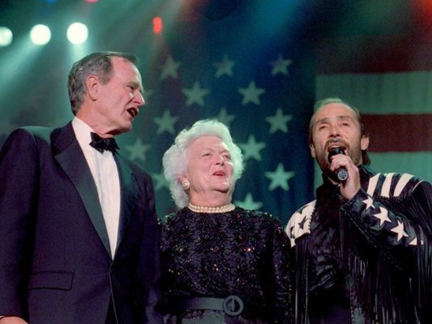 Lee Greenwood sings alongside President George H.W. Bush and Barbara Bush. 