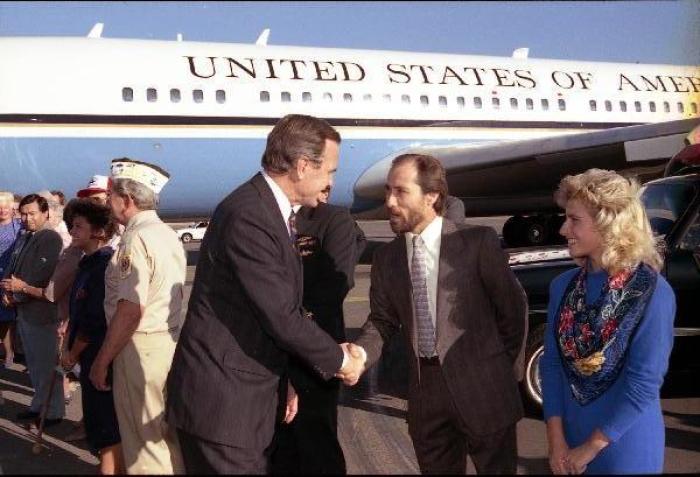 Lee Greenwood greeting President George H.W. Bush. 