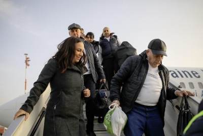 Yael Eckstein (L) welcomes Jewish immigrants from Ukraine as the unload from an airplane to their new home in Israel on 