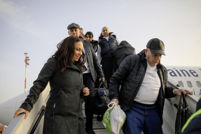 Yael Eckstein (L) welcomes Jewish immigrants from Ukraine as they unload from an airplane to their new home in Israel on 