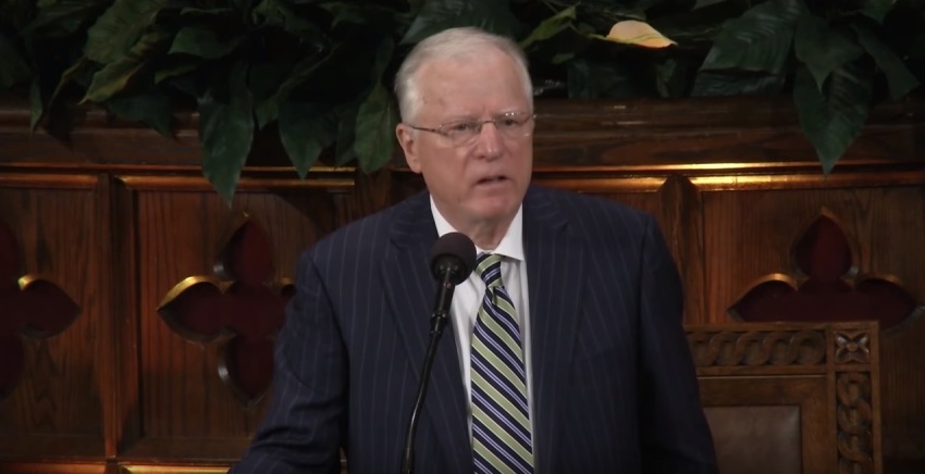 Pastor Erwin W. Lutzer preaching a sermon in 2014.