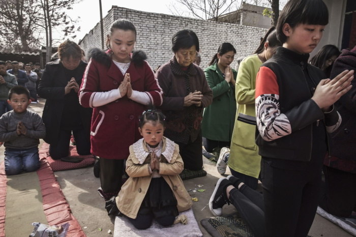 Chinese Catholic worshippers kneel and pray during Palm Sunday Mass during the Easter Holy Week at an 'underground' or 'unofficial' church on April 9, 2017 near Shijiazhuang, Hebei Province, China. 