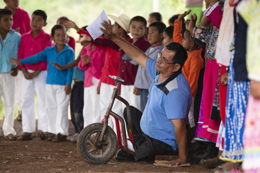 Pastor Jose Benitez worshiping God during La Laguna's church dedication, Oct 22, 2019
