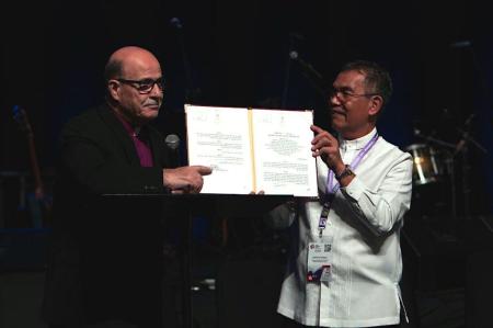 Munir Salim Kakish, president of the Council of Local Evangelical Churches in the Holy Land (left), and Bishop Efraim Tendero, secretary general of the World Evangelical Alliance (right), hold up document of Palestinian Authority giving Kakish's group legal recognition in the West Bank.