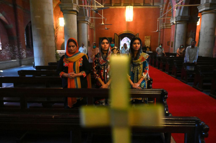 Christian devotees attend a Palm Sunday service at the Sacred Heart Cathedral church during the government-imposed nationwide lockdown as a preventive measure against the COVID-19 coronavirus, in Lahore on April 5, 2020. 