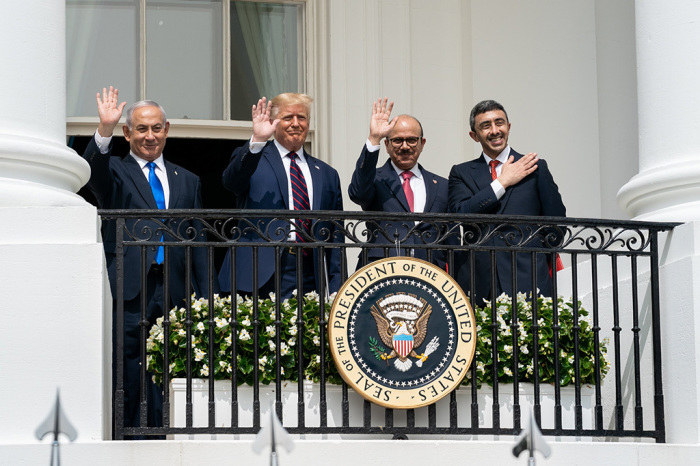 President Donald J. Trump, joined by the Minister of Foreign Affairs of Bahrain Dr. Abdullatif bin Rashid Al-Zayani, Israeli Prime Minister Benjamin Netanyahu and the Minister of Foreign Affairs for the United Arab Emirates Abdullah bin Zayed Al Nahyan, acknowledge applause and wave to the crowd after delivering remarks at the Abraham Accords signing Tuesday, Sept. 15, 2020, on the South Lawn of the White House.