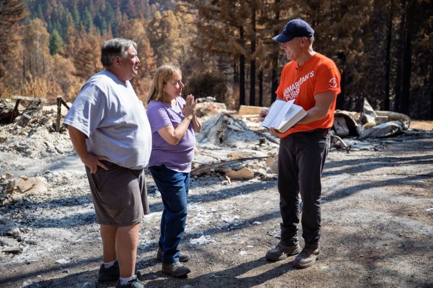 Dan and Rochelle Kelly (L) speak with Samaritan's Purse Regional Program Manager Tom O'Brien (R) outside of their burned-down home in Boulder Creek, California, in September 2020. 