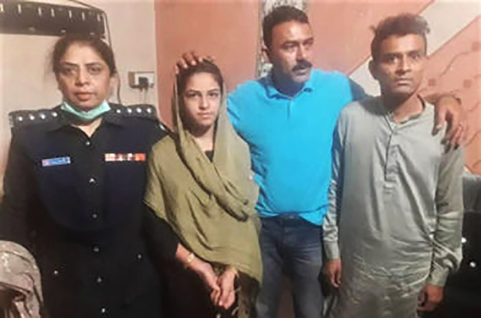Arzoo Raja flanked by police in Karachi, Pakistan, with Ali Azhar on far right. 