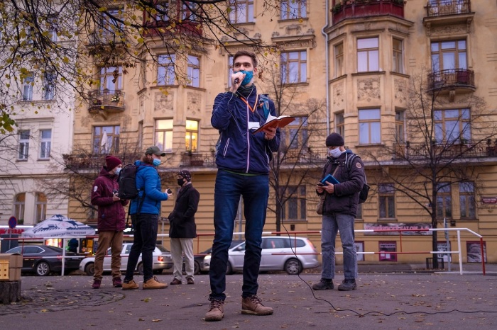 A Christian in Prague, Czech Republic, shares encouragement from the Bible on the streets. Due to the COVID-19 pandemic, the country is in a state of emergency and lockdown. Christians in Prague are taking to the streets—wearing masks and practicing socially distance— to share the Word, hand out Bibles and share the hope found in Christ.