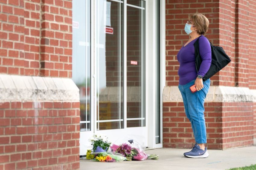 A woman reads a note explaining the temporary closure of Riverview Family Medicine and Urgent Care after the fatal shooting of Dr. Robert Lesslie and four others the previous day on April 8, 2021 in Rock Hill, South Carolina.