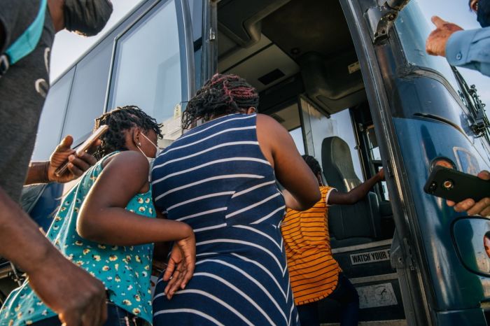 A migrant family boards a Greyhound bus to San Antonio, Texas, after being received by the Val Verde Humanitarian Coalition on September 22, 2021, in Del Rio, Texas. Thousands of immigrants, mostly from Haiti, seeking asylum have crossed the Rio Grande into the United States. (Photo by Brandon Bell/Getty Images) 