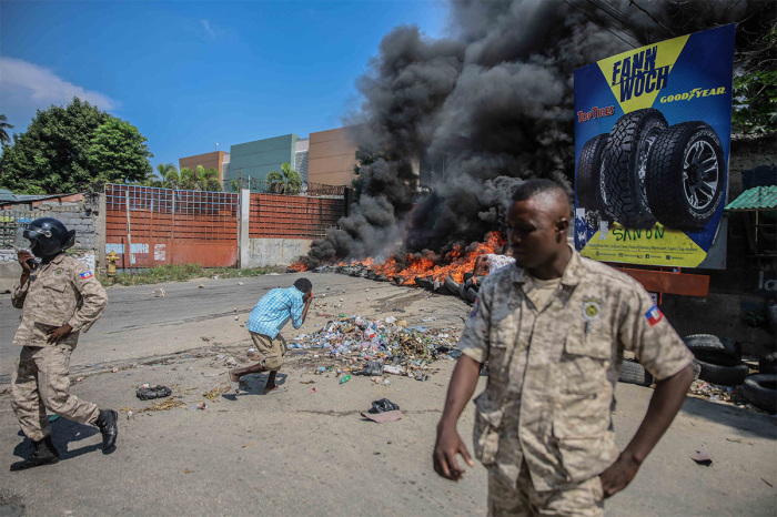 Tires are burning following a call for a general strike by several professional associations and businesses to denounce the insecurity in Port-au-Prince on October 18, 2021.