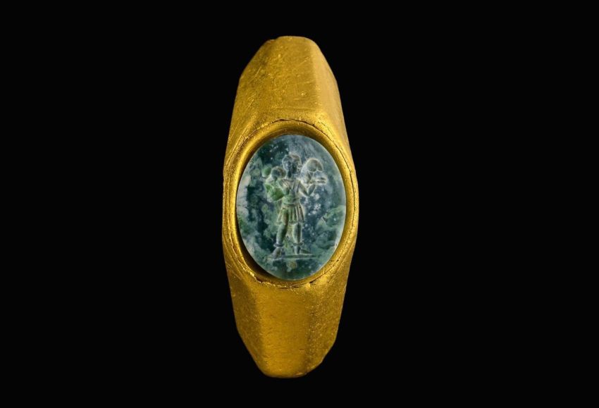Gold ring with gemma engraved with the figure of the Good Shepherd.