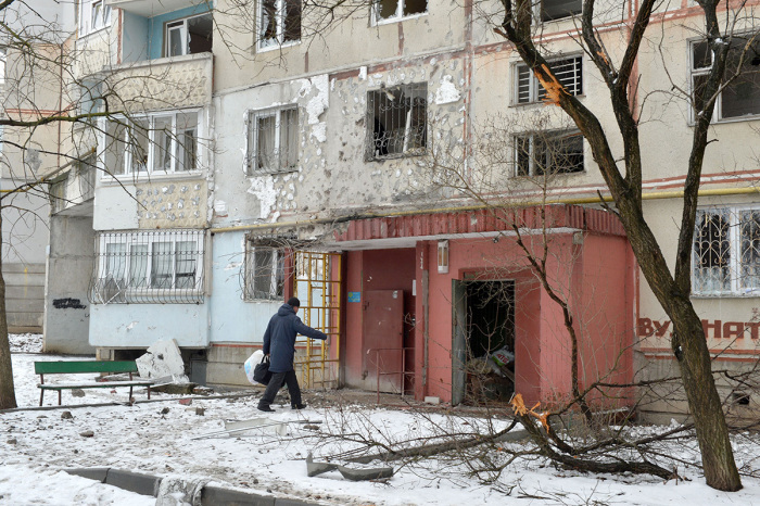 A view of a residential building damaged by recent shelling in Kharkiv on February 26, 2022. - Russia on February 26 ordered its troops to advance in Ukraine 'from all directions' as the Ukrainian capital Kyiv imposed a blanket curfew and officials reported 198 civilian deaths. 