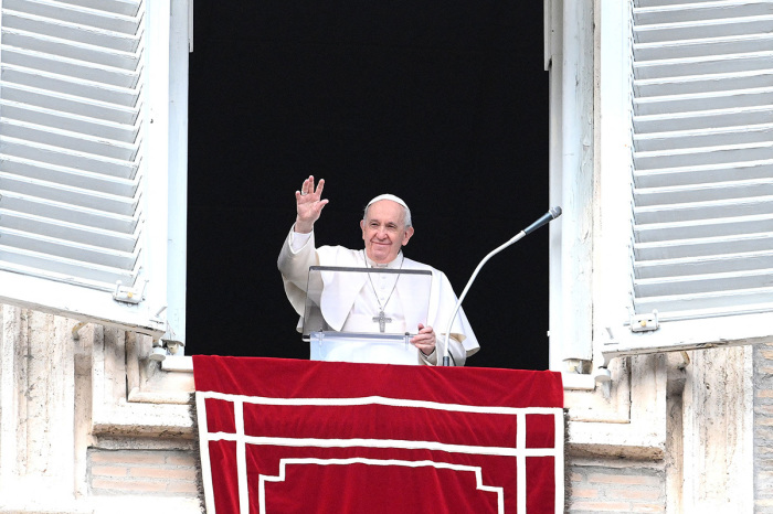  Pope Francis waves his hand to the crowd as he delivers his Angelus prayer from the window of his study overlooking St. Peter's Square at the Vatican on February 27, 2022. - Pope Francis expressed his 'deep pain for the tragic events' resulting from Russia's invasion of Ukraine during a call with President Volodymyr Zelensky, Kyiv's embassy to the Vatican said, on February 26, 2022. (Photo by Vincenzo PINTO / AFP) (Photo by VINCENZO PINTO/AFP via Getty Images)
