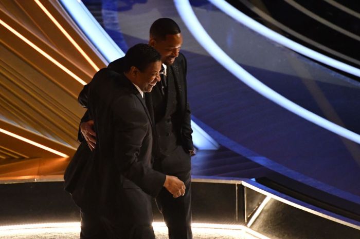 Actor Denzel Washington (L) and actor Will Smith chat during the 94th Oscars at the Dolby Theatre in Hollywood, California, on March 27, 2022. 