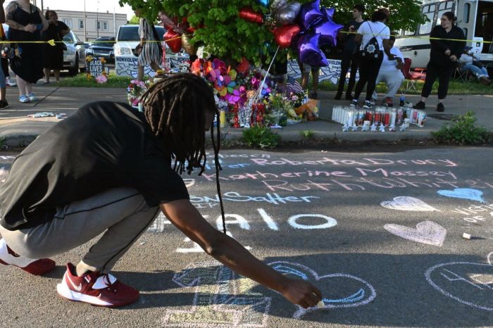 People leave messages at a makeshift memorial near a Tops Grocery store in Buffalo, New York, on May 15, 2022, the day after a gunman shot dead 10 people. Usman KHAN / AFP) (Photo by USMAN KHAN/AFP via Getty Images) 