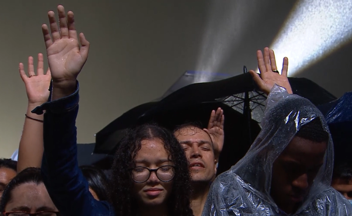 Crowds worship in the rain during the Hope Rio event on June 11, 2022, in Rio de Janeiro. 