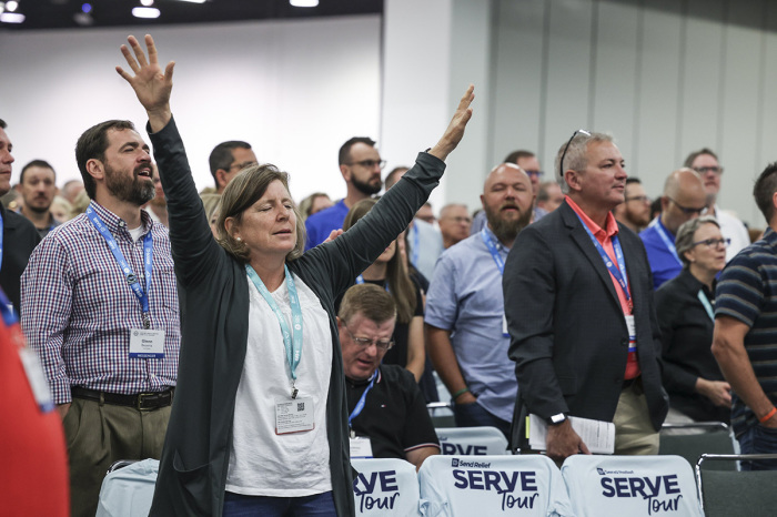 Lisa Farrell, director of the prayer office at the International Mission Board, worships with other messengers to the 2022 SBC Annual Meeting in Anaheim, California, on June 14, 2022. 