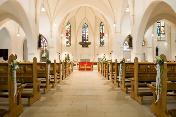 Churches should pay for weddings to promote marriage, think tank says