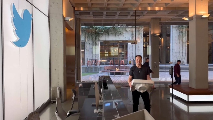 This video grab taken from a video posted on the Twitter account of billionaire Tesla chief Elon Musk on October 26, 2022, shows himself carrying a sink as he enters the Twitter headquarters in San Francisco. Elon Musk changed his Twitter profile to 