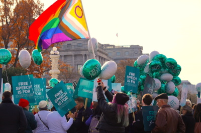 While Lorie Smith owner of 303 Creative in Colorado was having her case heard at the Supreme Court level, demonstrators could be seen lined up outside the building showing their support. One counter-protestor could be seen waving an LGBT flag amid the demonstrators. 