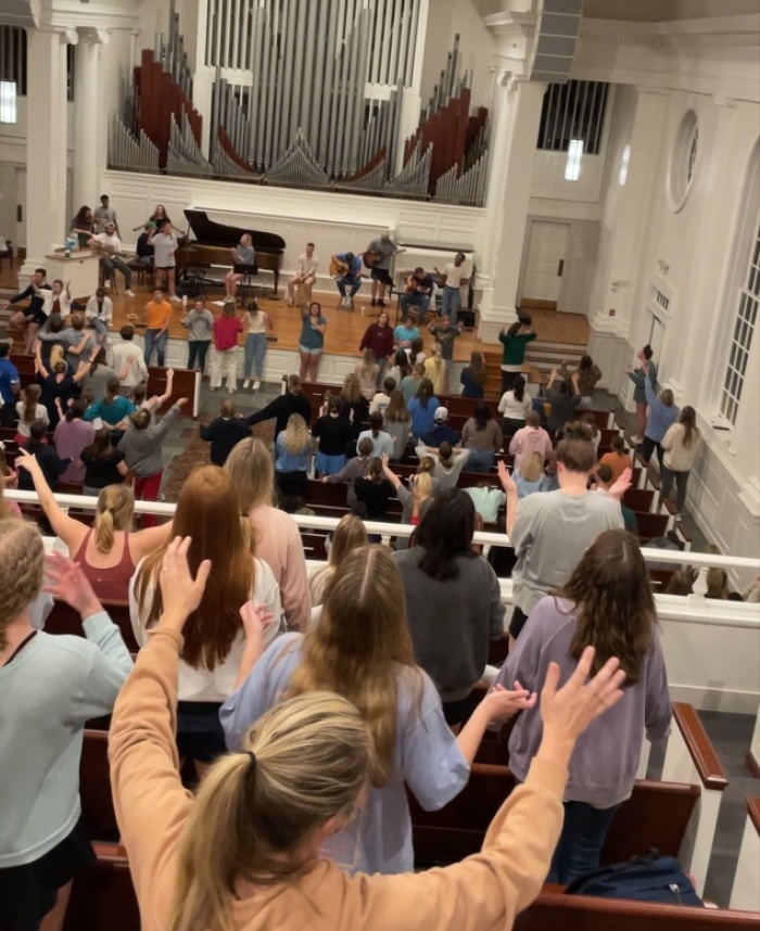 Students at Samford University worship at Reid Chapel as part of revival service. 