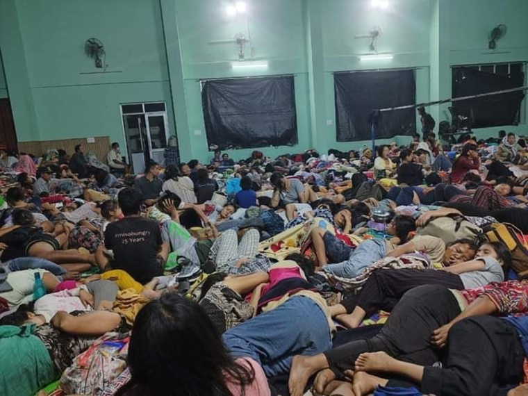 Residents of the Indian state of Manipur take refuge in a shelter in the wake of a wave of violence that left dozens of people dead and destroyed dozens of churches. 