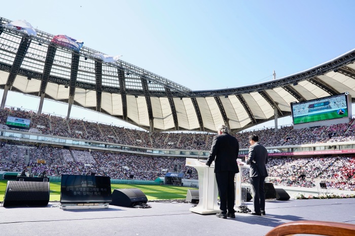 Franklin Graham at an evangelistic outreach in Seoul, Korea, on the 50th anniversary of his father’s historic Crusade in the same city.