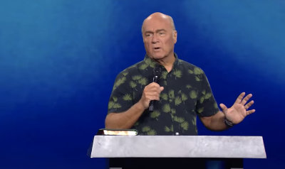 California megachurch pastor Greg Laurie of Harvest Christian Fellowship Church shared with a crowd different signs that indicate Jesus is coming back soon and what believers should look out for in the days to come.  