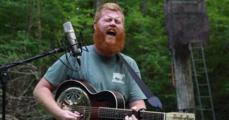 Oliver Anthony sings "Rich Men North of Richmond" in a screenshot.