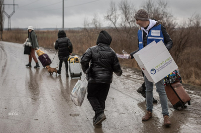 IFCJ staff Gadi Teichman Dan helping Ukrainian refugees crossing over into Moldova. 