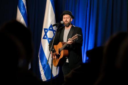 Yari Levi singing on stage, 2023