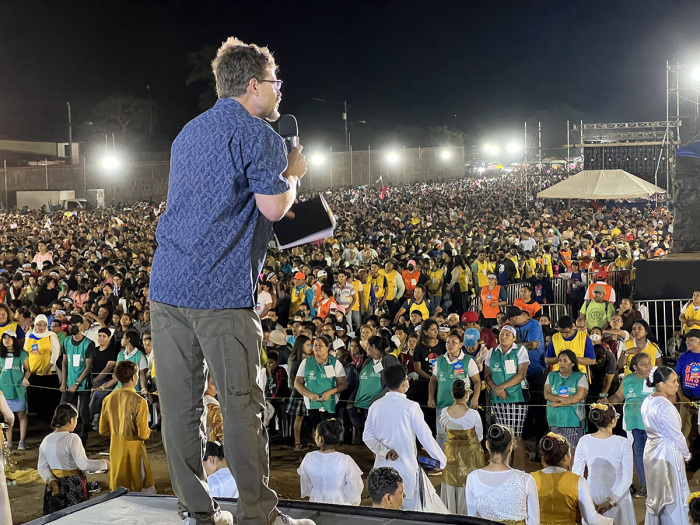 Jon Britton Hancock speaking at one of the eight mass evangelistic gospel campaigns Mountain Gateway held in Nicaragua in 2023.
