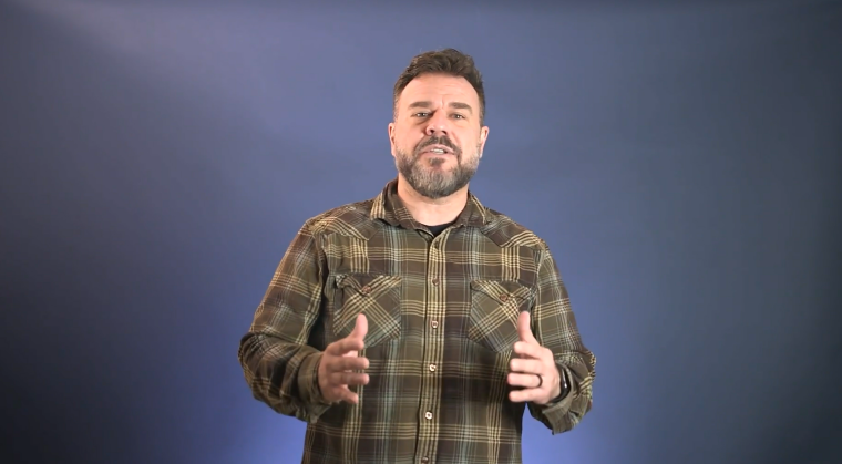 विलो क्रीक कम्युनिटी चर्च के वरिष्ठ पादरी डेविड डुमिट ने विलो शिकागो पर शटरिंग की घोषणा की।